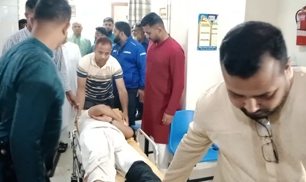 সন্তানের হাতে থাকা পিস্তলের মিস ফায়ারে এসআই গুলিবিদ্ধ